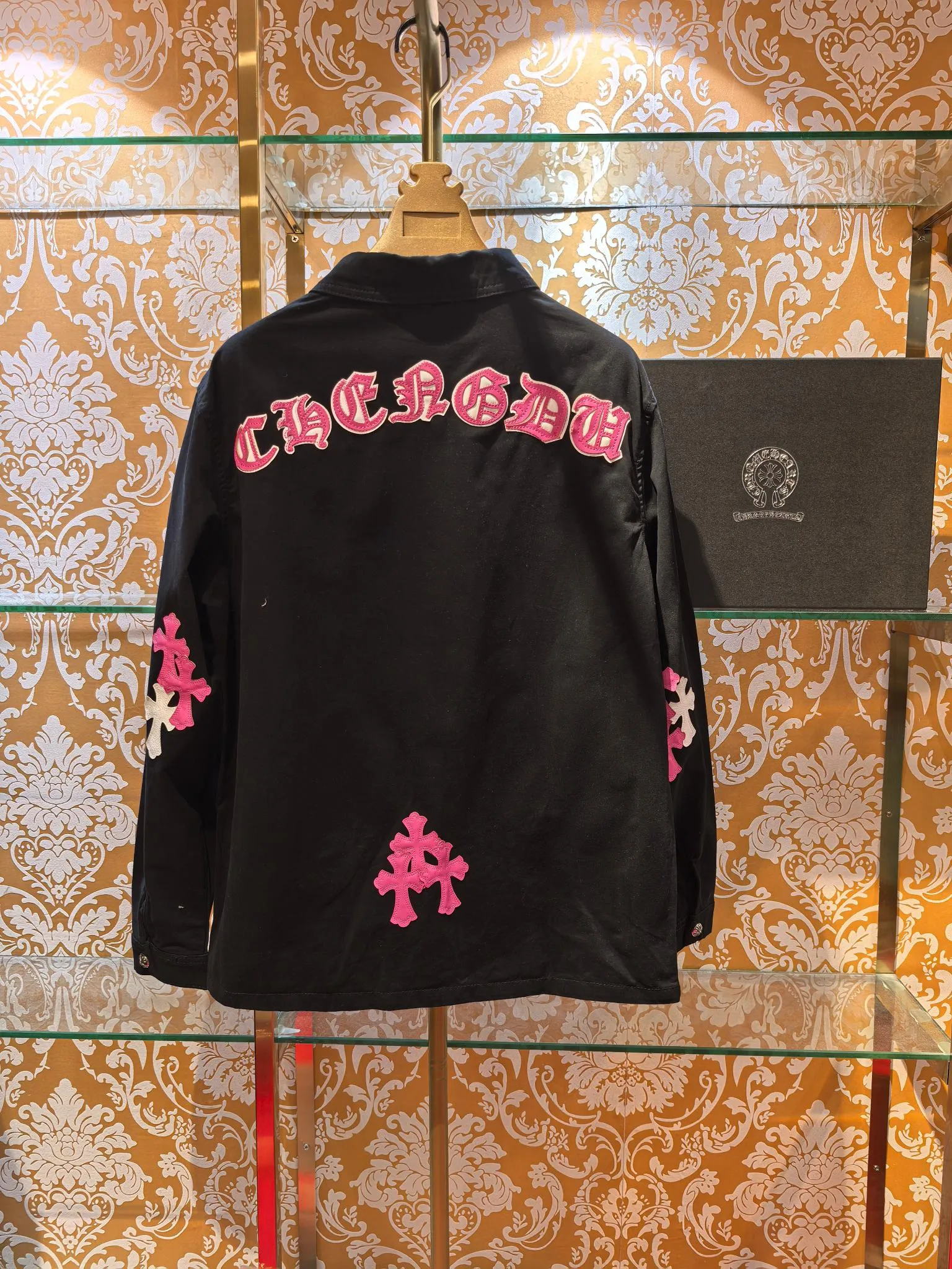 P480 Chrome Hearts advanced custom model, Chrome Hearts patchwork leather denim jacket, twill denim custom fabric, cross patchwork leather is all imitation lambskin, all dyed to completely restore no color difference, the inner leather label is first-layer calfskin, all hardware is 925 silver plated, it is the highest version, you get what you pay for, the same size for men and women, size S M L XL.